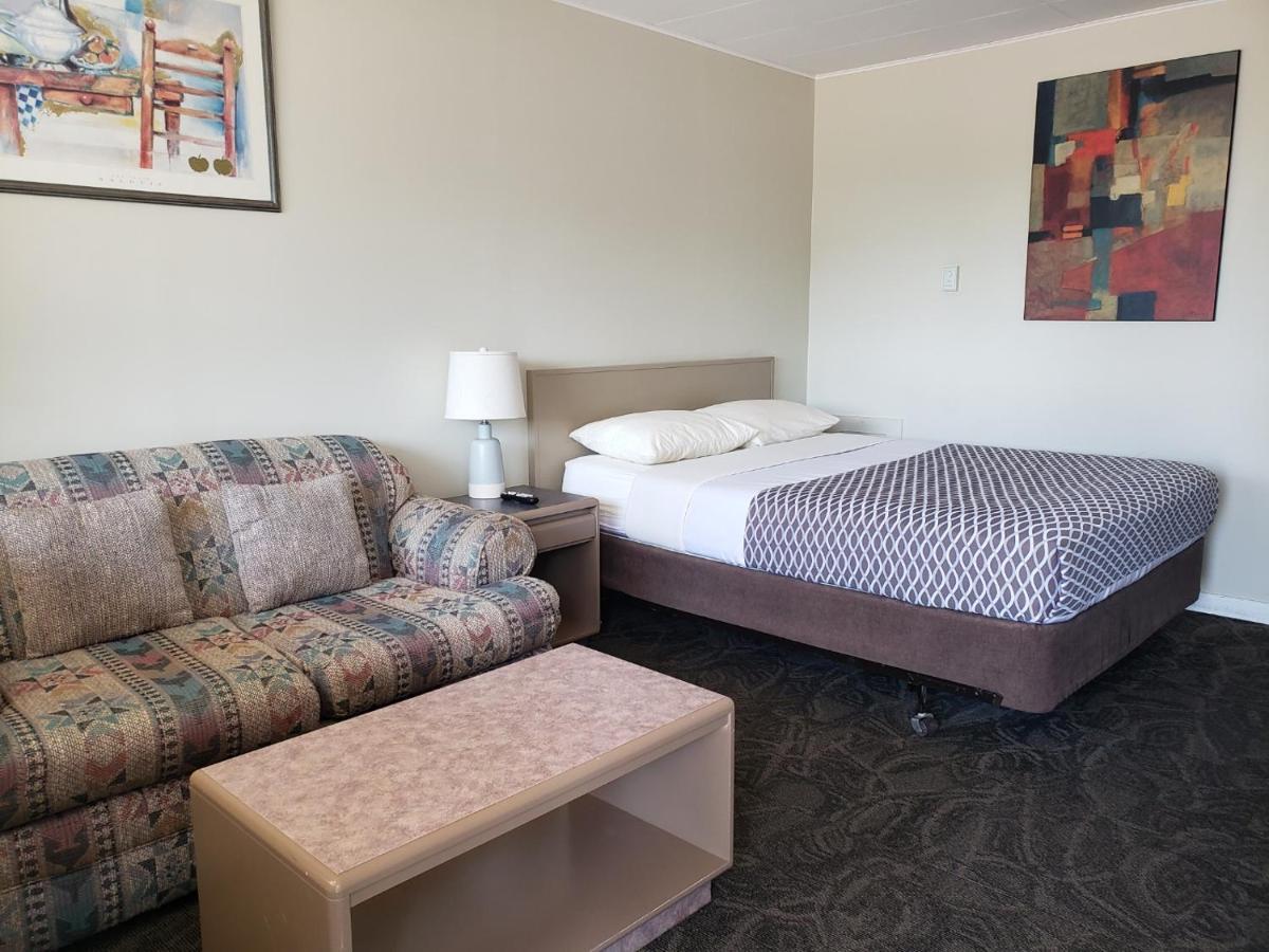 Lamplighter Inn Three Hills Екстер'єр фото