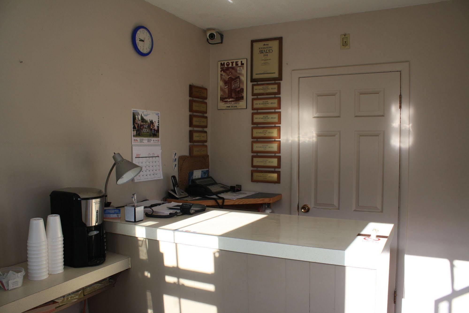 Lamplighter Inn Three Hills Екстер'єр фото